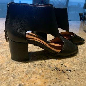 Kenneth Cole Leather Sandals